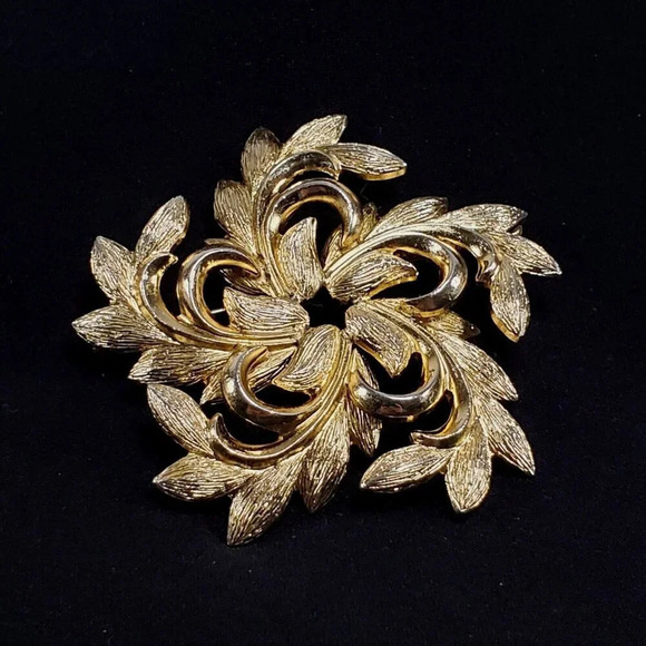 VTG Monet Brooch Pin Flower Pinwheel Star Leaf Gold Tone Signed 2.5" Space Age - Picture 3 of 6